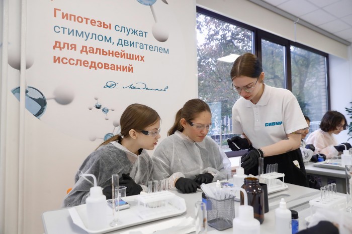 О полимерах - научно: площадка для юных химиков открылась во Дворце пионеров