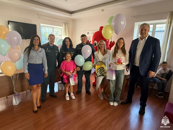 В честь 35-летия МЧС сотрудники поздравили детей коллег с началом учебного года