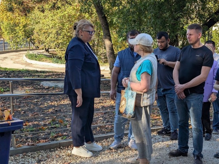 Глава управы Конькова осмотрела территории на улицах Профсоюзной и Островитянова