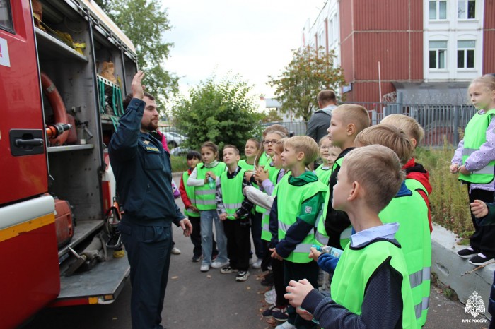 Второклассники побывали в гостях у 123 пожарно-спасательной части
