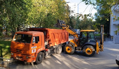 Специалисты «Автодора ЮЗАО» демонтировали бетонные плиты на ул. Островитянова