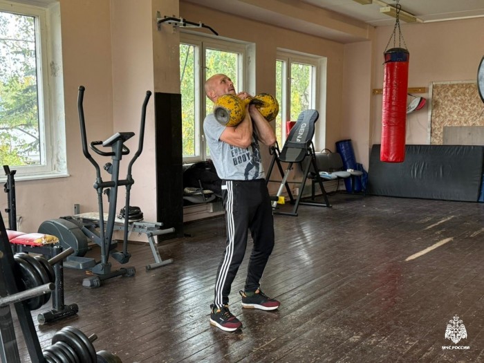 Сотрудники МЧС ЮЗАО определили сильнейших гиревиков