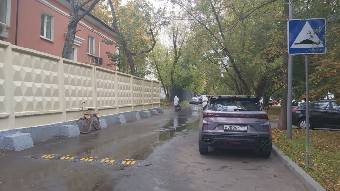 На улице Большой Черемушкинской появился новый «лежачий полицейский»
