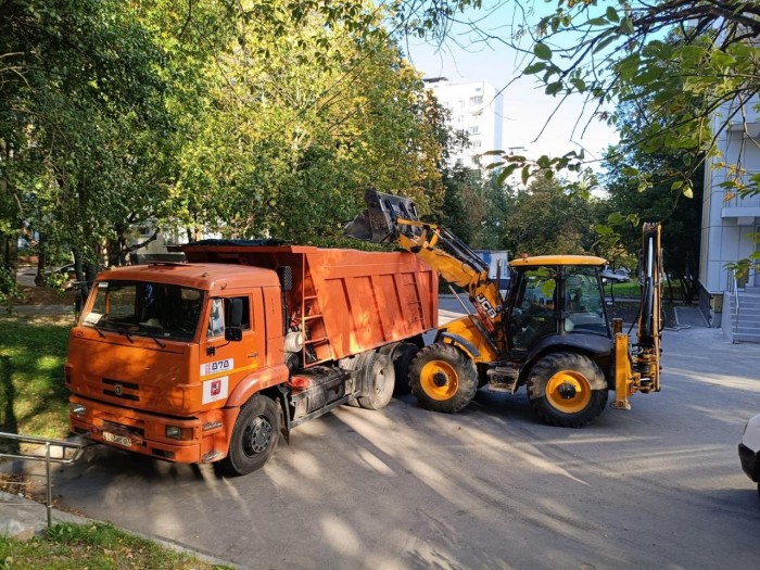 Специалисты «Автодора ЮЗАО» демонтировали бетонные плиты на ул. Островитянова
