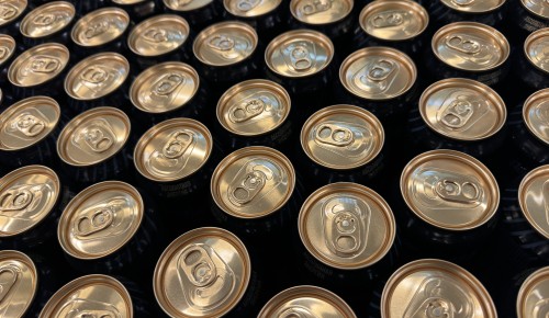 Более 500 банок контрафактного энергетика изъяли на рынке в Гольяново