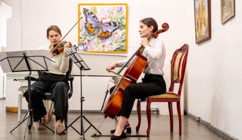 Иконы, пейзажи и мебель: в галерее «Нагорная» открылась выставка творческой семьи