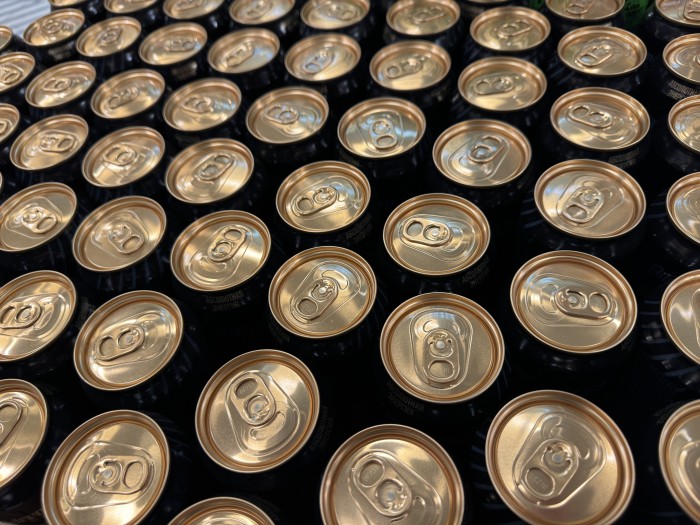 Более 500 банок контрафактного энергетика изъяли на рынке в Гольяново