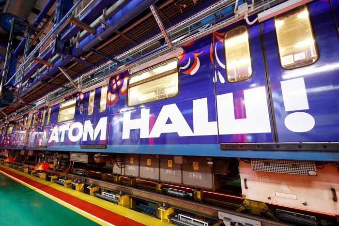 На станциях «Коньково» и «Беляево» Калужско-Рижской линии можно увидеть поезд «Атом наш»