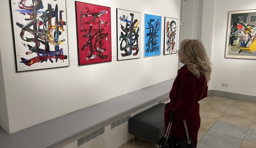 Диалоги без слов: в галерее «Беляево» открылась выставка абстрактной живописи