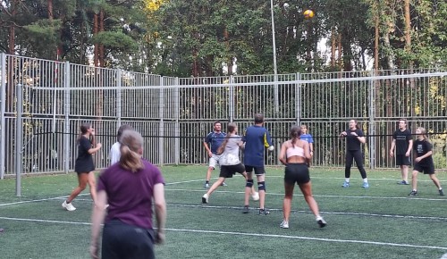 Волейбольный турнир в честь педагогов прошел в СП «Котловка» центра «Атлант»