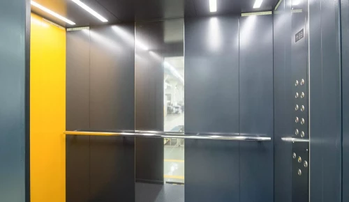 Жители дома на ул. Кржижановского получили новый современный лифт