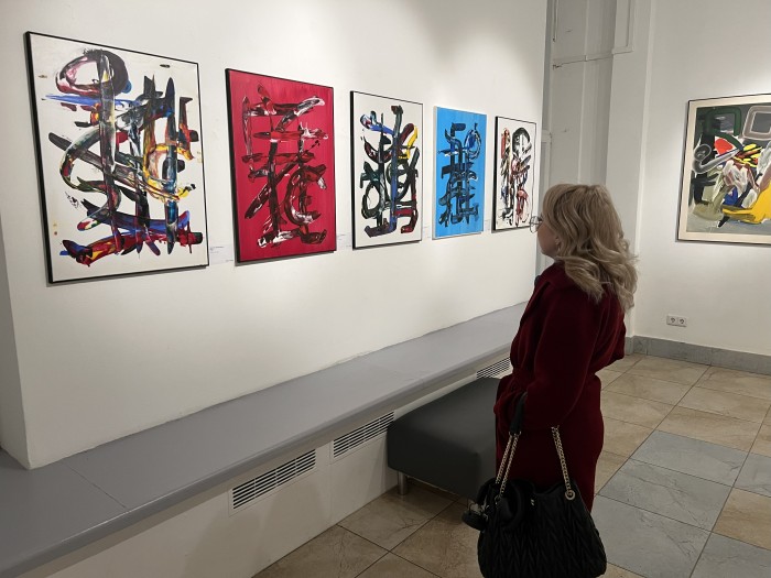 Диалоги без слов: в галерее «Беляево» открылась выставка абстрактной живописи