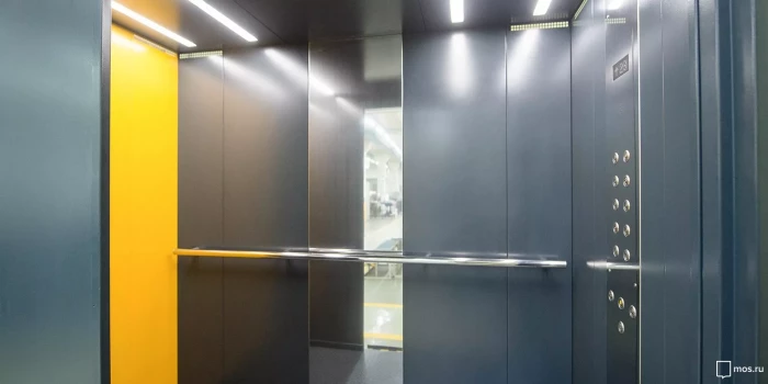 Жители дома на ул. Кржижановского получили новый современный лифт