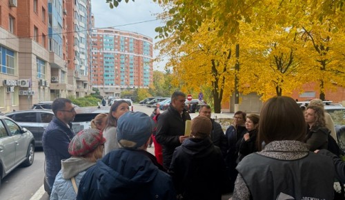 Во дворе дома на ул. Гарибальди установят антипарковочные столбики