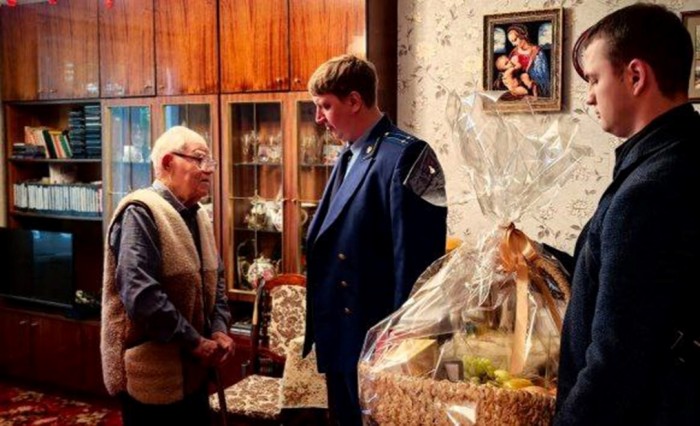 Руководством прокуратур ЮЗАО организовано посещение участников Великой Отечественной войны и тружеников тыла