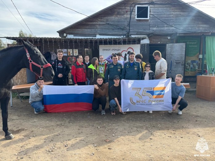 Сотрудники МЧС из ЮЗАО посетили приют для животных «Команда РОНДА»