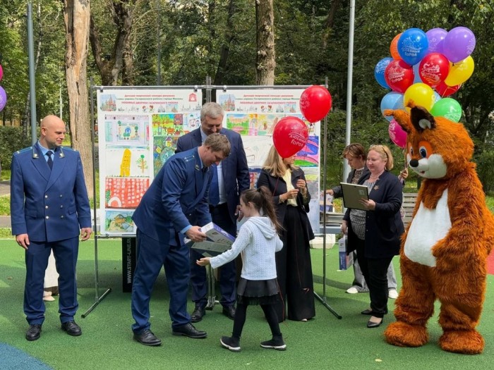 Представители прокуратуры приняли участие в торжественной церемонии награждения победителей конкурса рисунков «Любимые дворики Гагаринского района»