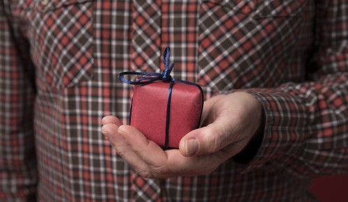 Как порадовать папу: лучшие идеи подарков от дочерей и сыновей в День отца