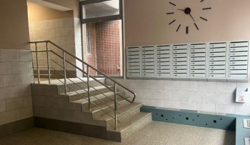 Подъезд дома на улице Академика Варги приведен в порядок после пожара