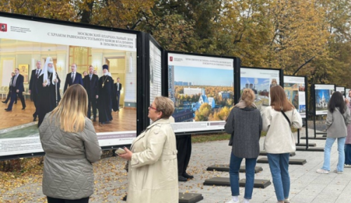 На Чонгарском бульваре проходит фотовыставка, посвященная программе строительства храмов