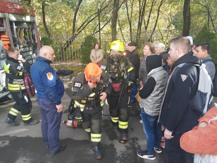 Спасатели поделились знаниями с жителями ЮЗАО