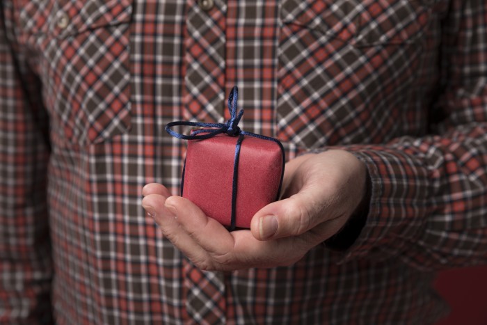 Как порадовать папу: лучшие идеи подарков от дочерей и сыновей в День отца
