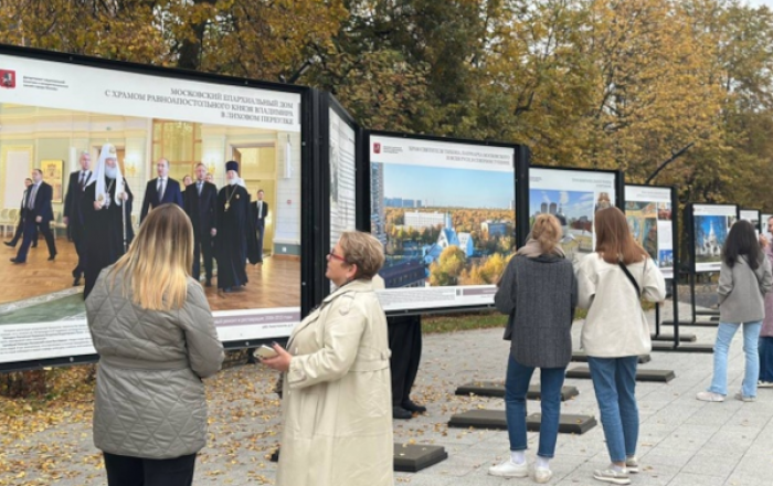 На Чонгарском бульваре проходит фотовыставка, посвященная программе строительства храмов
