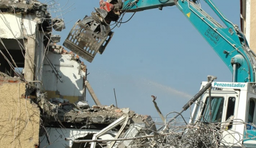 В Котловке демонтировали ветхие постройки на озелененной территории