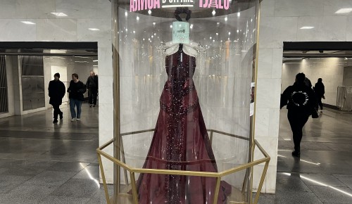 Заставляет остановиться: в метро показывают костюмы из фильма «Алиса в стране чудес»