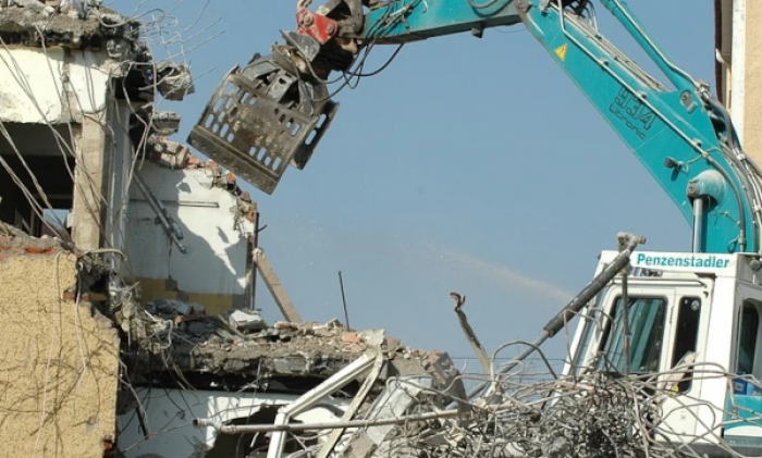 В Котловке демонтировали ветхие постройки на озелененной территории