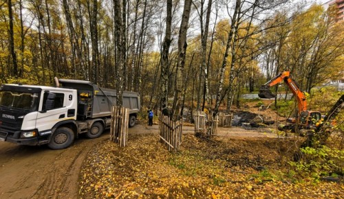 В Теплом Стане проинспектировали ход реконструкции Малого Воронинского пруда
