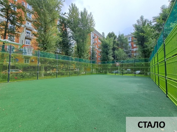 В Гагаринском районе завершилось обновление спортивной площадки на улице Строителей