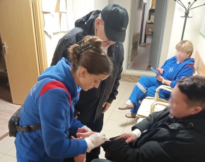 Сотрудник «Московской безопасности» на юге столицы спас женщину с ранами на руках