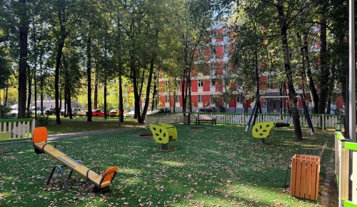 На ул. Строителей в Ломоносовском районе благоустроили детскую площадку