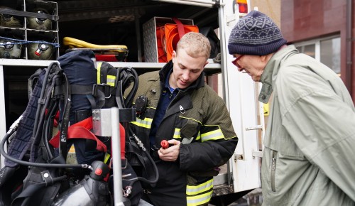 Пожарно-спасательный центр Москвы организовал для жителей района Коньково показ аварийно-спасательной техники