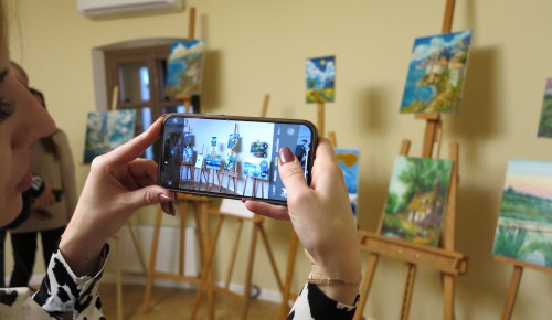 Культурный мост: в Зюзине открылась выставка художников из Москвы и Херсонской области