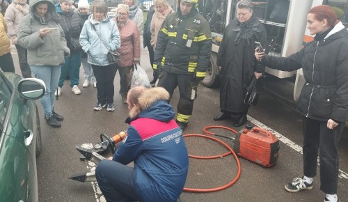 Спасатели Департамента ГОЧСиПБ продемонстрировали жителям Зюзино специализированное аварийно-спасательное оборудование