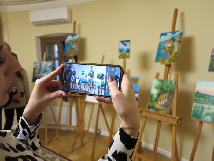 Культурный мост: в Зюзине открылась выставка художников из Москвы и Херсонской области