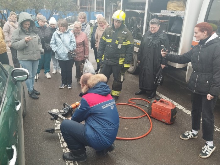 Спасатели Департамента ГОЧСиПБ продемонстрировали жителям Зюзино специализированное аварийно-спасательное оборудование