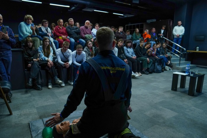 Спасатели провели мастер-класс по оказанию первой помощи для студентов Московского финансово-юридического университета