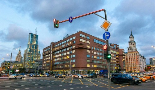 На четырех перекрестках ЮЗАО установили светофоры с подсветкой