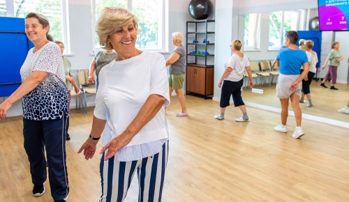 На ул. Академика Арцимовича проводятся занятия народными танцами для «долголетов»