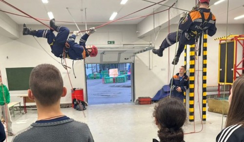 Девятиклассники школы №1103 совершили экскурсию по ТПСК имени В. Максимчука