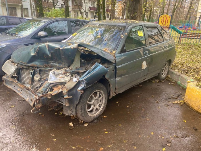 На ул. Власова выявили брошенный автомобиль