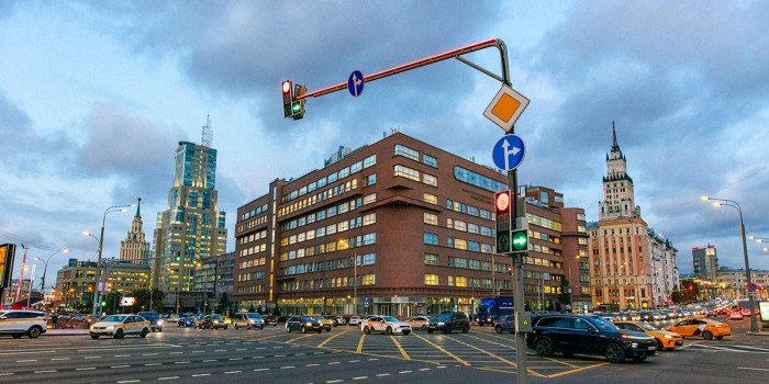 На перекрестке улиц Профсоюзной и Академика Капицы светофоры оборудовали дополнительной подсветкой