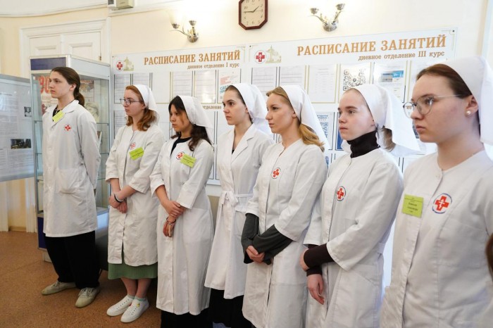 Более 100 москвичек-волонтеров помогают участникам СВО в военных госпиталях