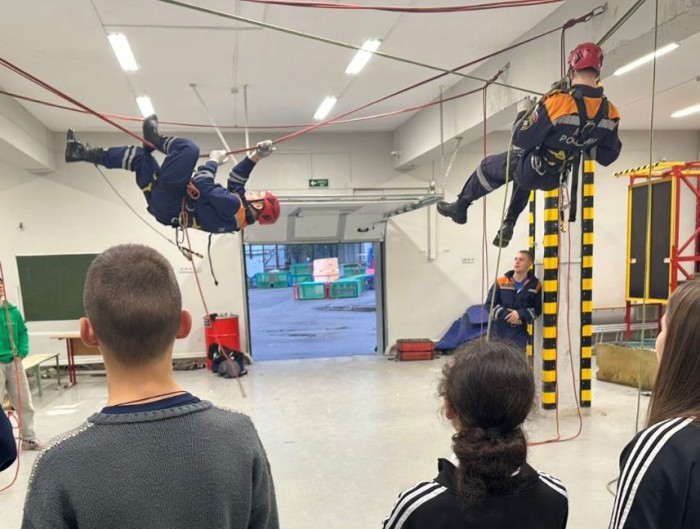 Девятиклассники школы №1103 совершили экскурсию по Техническому пожарно-спасательному колледжу имени В. Максимчука