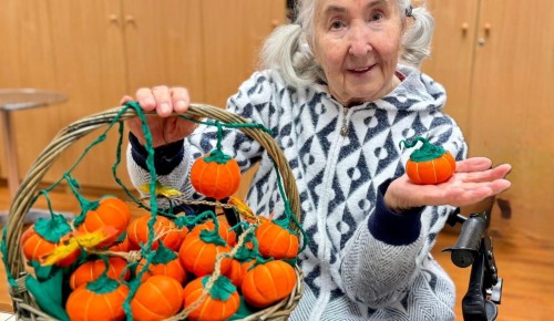 Мастер-класс «Тыквенный бум» прошел в геронтологическом центре «Тропарёво»