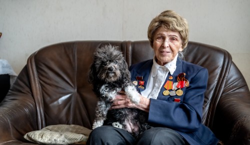 «Черный город с заклеенными окнами». Ребенок войны Римма Захарова рассказала о детстве в Москве