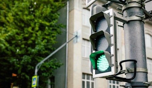 На перекрестке улиц Миклухо-Маклая и Академика Волгина установили дублирующий светофор